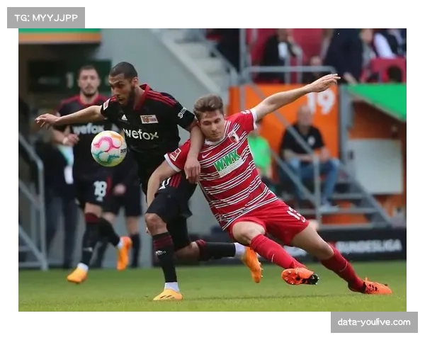 特写：美因茨门将达门扑出单刀后迅速手抛球发动进攻，助攻队友破门