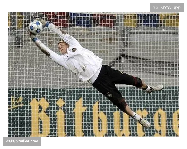 诺伊尔神扑救主，比赛中多次冲出禁区完成关键解围